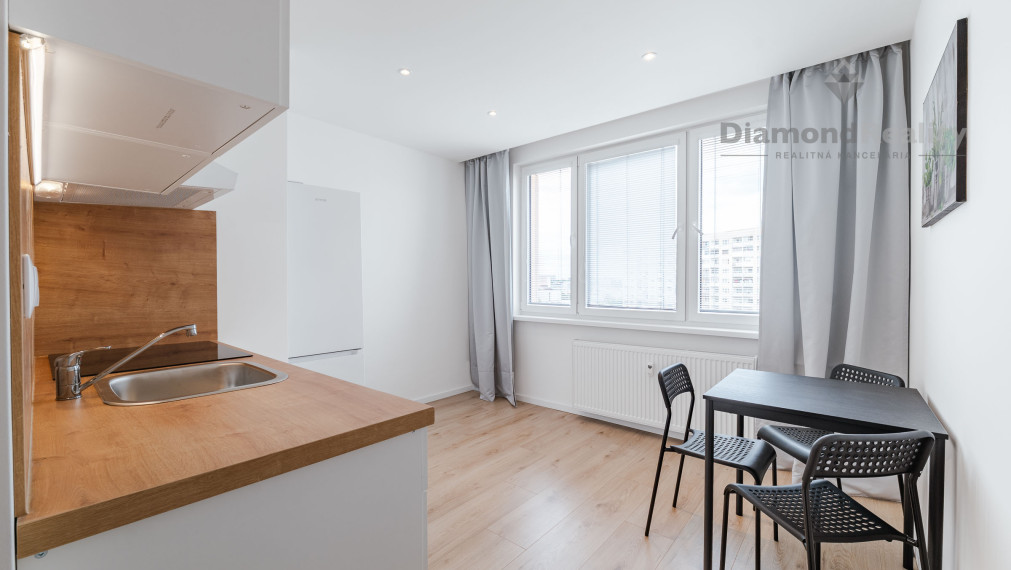 Krásny svetlý zrekonštruovaný  1-izbový byt - Trieda SNP - rezervované