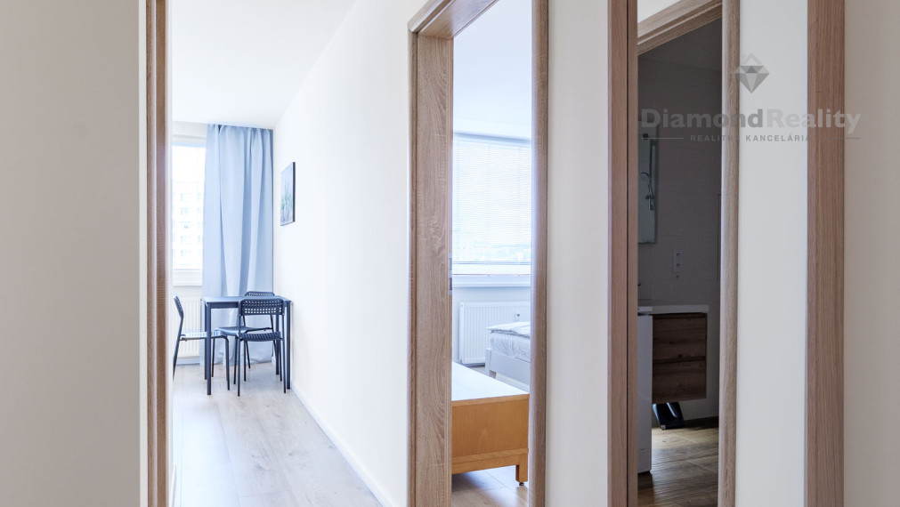 Krásny svetlý zrekonštruovaný  1-izbový byt - Trieda SNP - rezervované