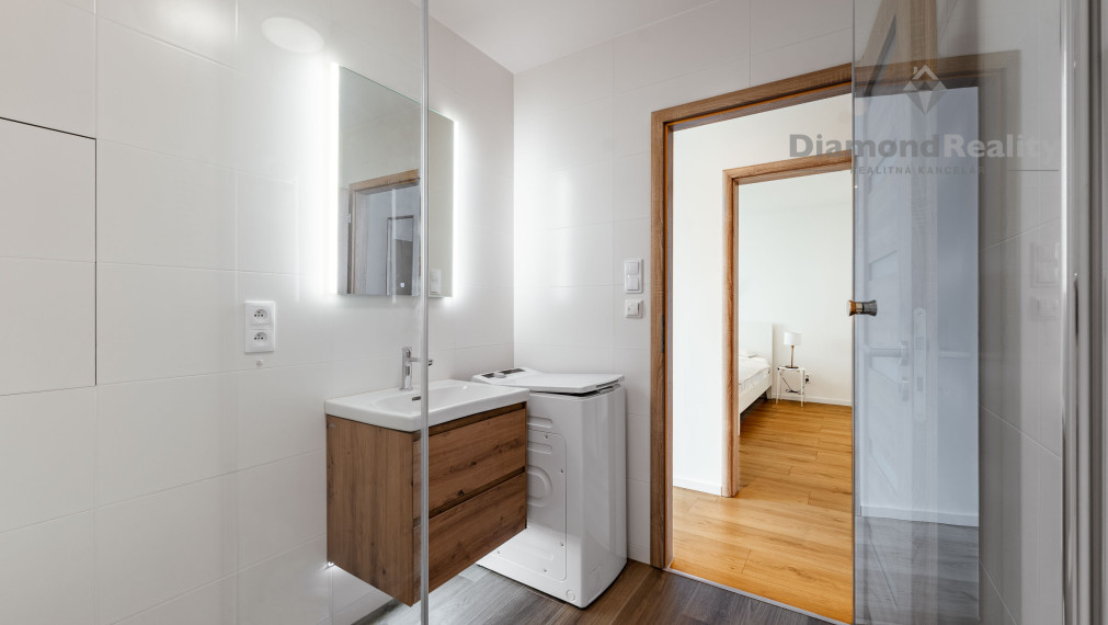 Krásny svetlý zrekonštruovaný  1-izbový byt - Trieda SNP - rezervované