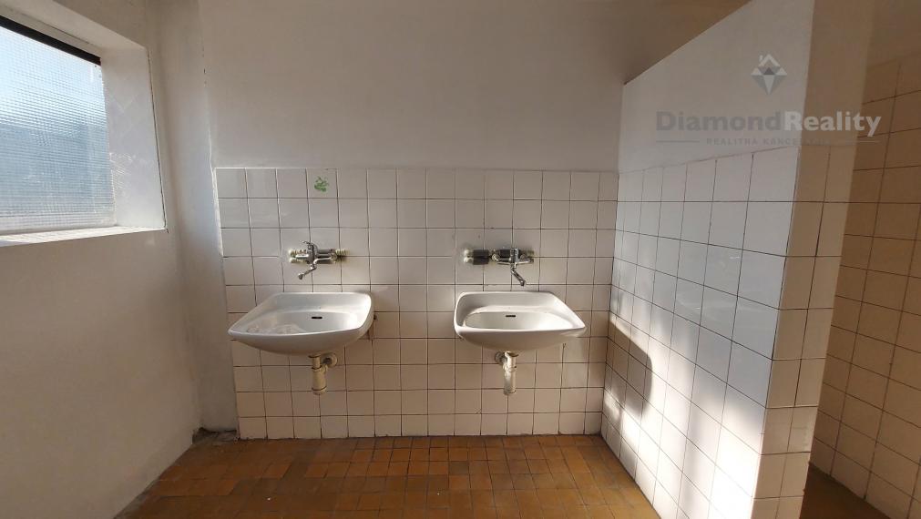 PRENÁJOM skladových a kancelárskych priestorov - 3842m2