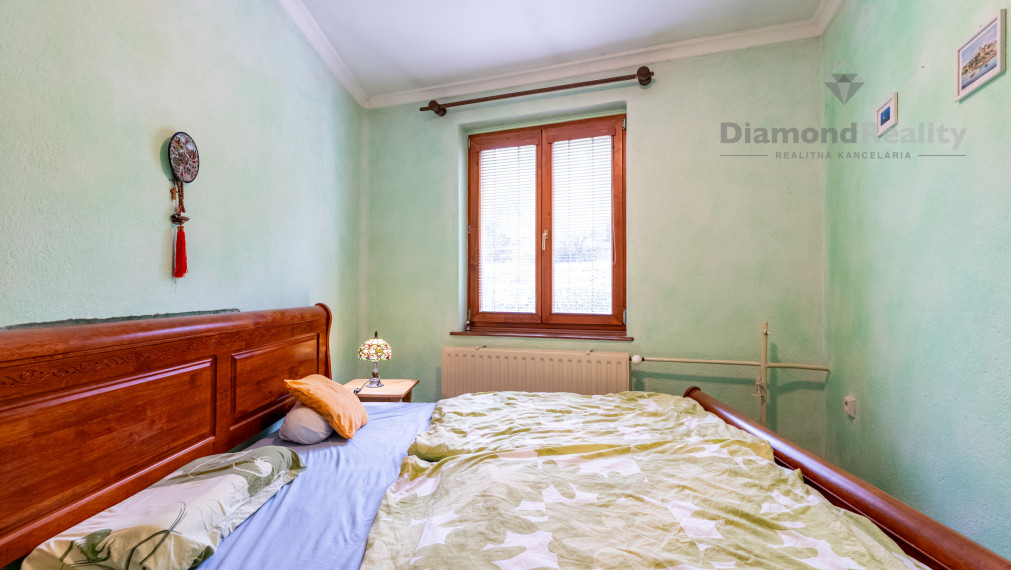 NA PREDAJ 6 IZBOVÝ RODINNÝ DOM S DVOMI BYTOVÝMI JEDNOTKAMI | PODHRADOVÁ | UL. VIHORLATSKÁ