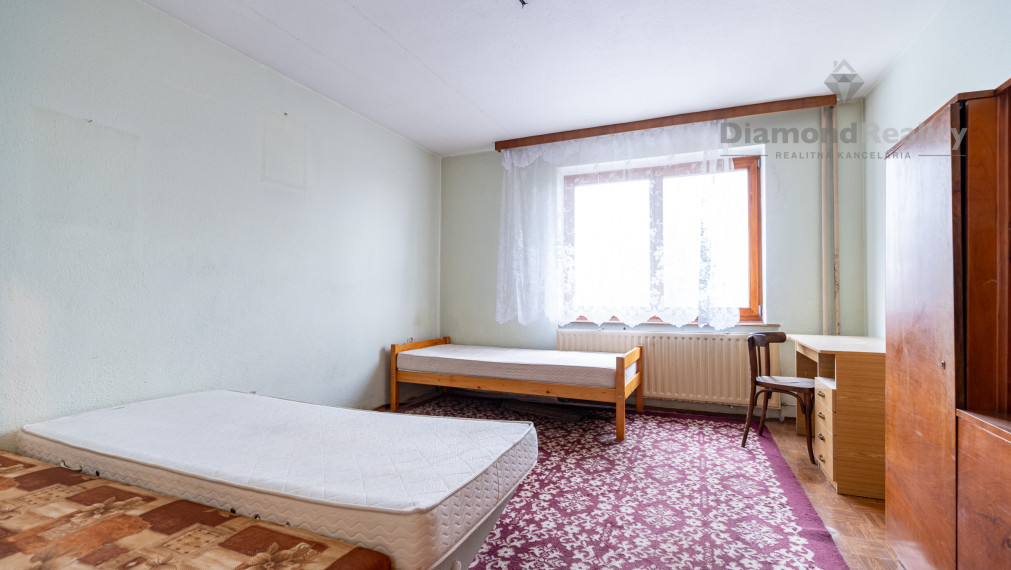 NA PREDAJ 6 IZBOVÝ RODINNÝ DOM S DVOMI BYTOVÝMI JEDNOTKAMI | PODHRADOVÁ | UL. VIHORLATSKÁ