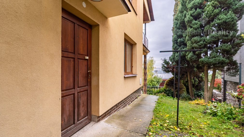 NA PREDAJ 6 IZBOVÝ RODINNÝ DOM S DVOMI BYTOVÝMI JEDNOTKAMI | PODHRADOVÁ | UL. VIHORLATSKÁ