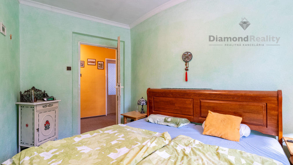 NA PREDAJ 6 IZBOVÝ RODINNÝ DOM S DVOMI BYTOVÝMI JEDNOTKAMI | PODHRADOVÁ | UL. VIHORLATSKÁ