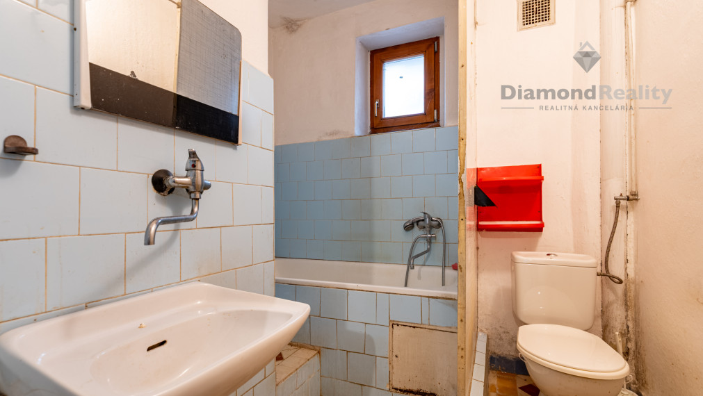 NA PREDAJ 6 IZBOVÝ RODINNÝ DOM S DVOMI BYTOVÝMI JEDNOTKAMI | PODHRADOVÁ | UL. VIHORLATSKÁ