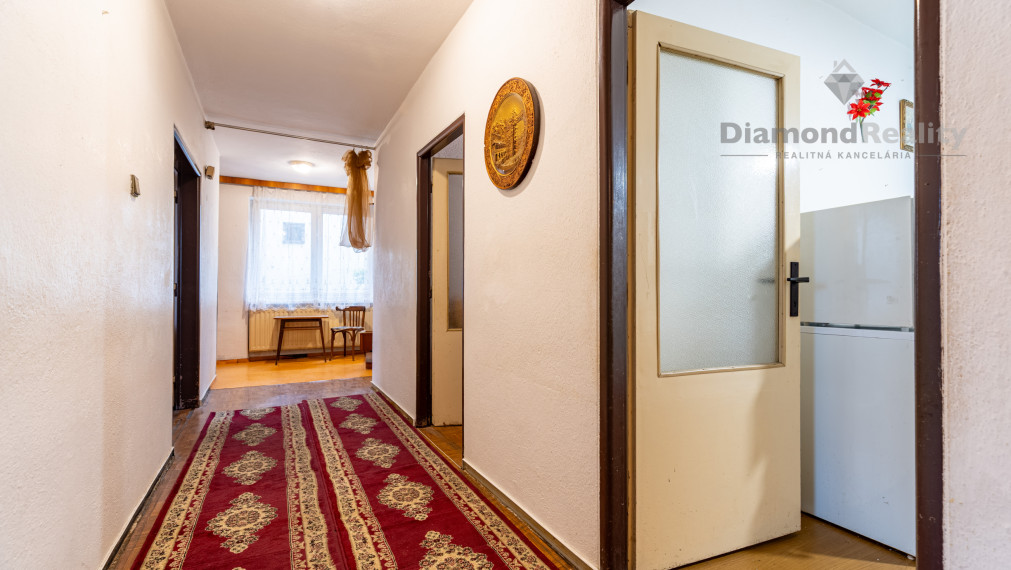 NA PREDAJ 6 IZBOVÝ RODINNÝ DOM S DVOMI BYTOVÝMI JEDNOTKAMI | PODHRADOVÁ | UL. VIHORLATSKÁ