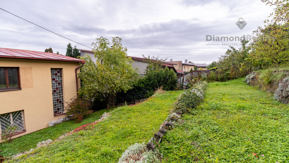NA PREDAJ 6 IZBOVÝ RODINNÝ DOM S DVOMI BYTOVÝMI JEDNOTKAMI | PODHRADOVÁ | UL. VIHORLATSKÁ