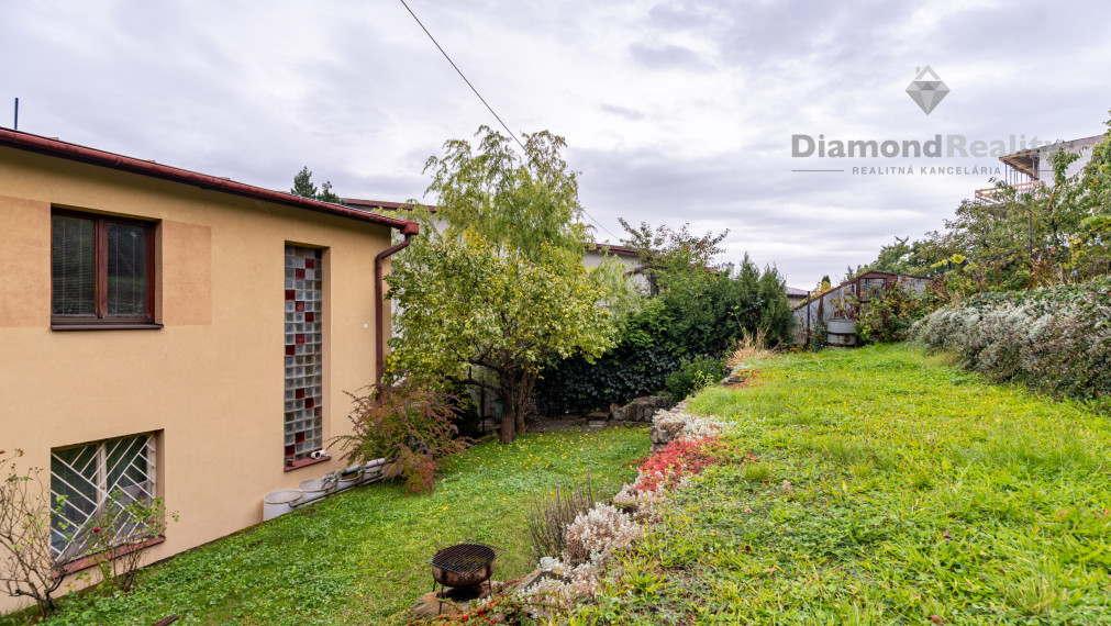 NA PREDAJ 6 IZBOVÝ RODINNÝ DOM S DVOMI BYTOVÝMI JEDNOTKAMI | PODHRADOVÁ | UL. VIHORLATSKÁ