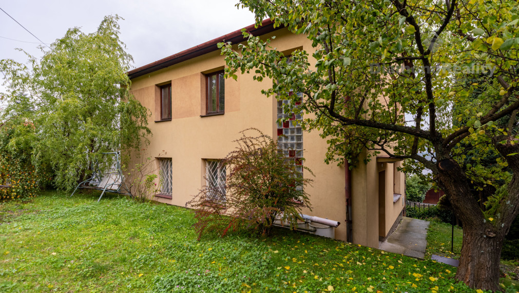 NA PREDAJ 6 IZBOVÝ RODINNÝ DOM S DVOMI BYTOVÝMI JEDNOTKAMI | PODHRADOVÁ | UL. VIHORLATSKÁ