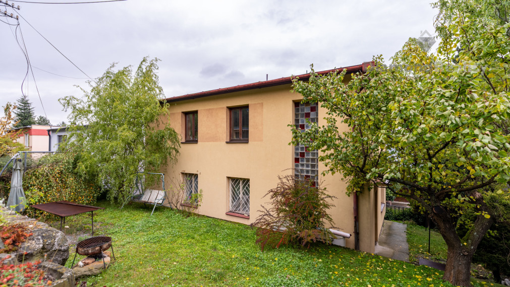 NA PREDAJ 6 IZBOVÝ RODINNÝ DOM S DVOMI BYTOVÝMI JEDNOTKAMI | PODHRADOVÁ | UL. VIHORLATSKÁ