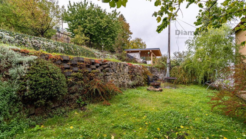 NA PREDAJ 6 IZBOVÝ RODINNÝ DOM S DVOMI BYTOVÝMI JEDNOTKAMI | PODHRADOVÁ | UL. VIHORLATSKÁ