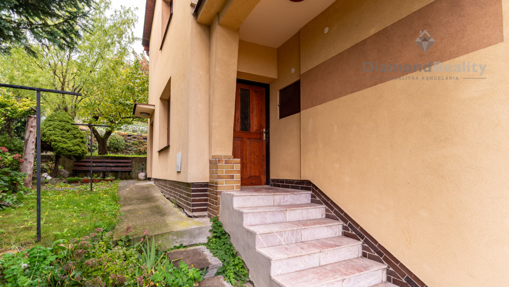 NA PREDAJ 6 IZBOVÝ RODINNÝ DOM S DVOMI BYTOVÝMI JEDNOTKAMI | PODHRADOVÁ | UL. VIHORLATSKÁ