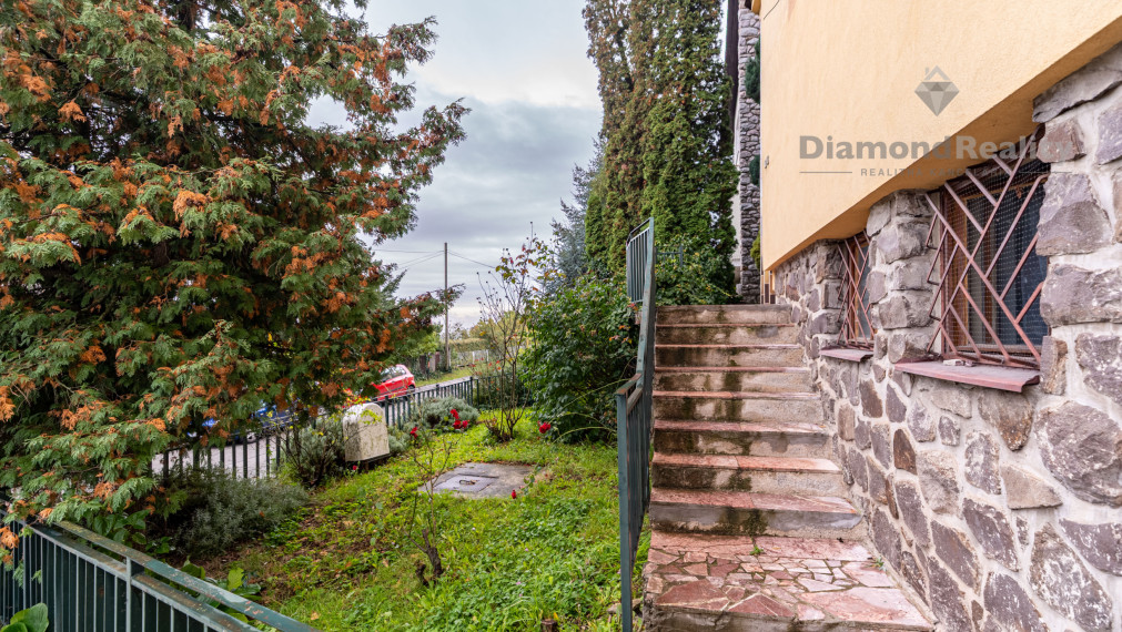 NA PREDAJ 6 IZBOVÝ RODINNÝ DOM S DVOMI BYTOVÝMI JEDNOTKAMI | PODHRADOVÁ | UL. VIHORLATSKÁ