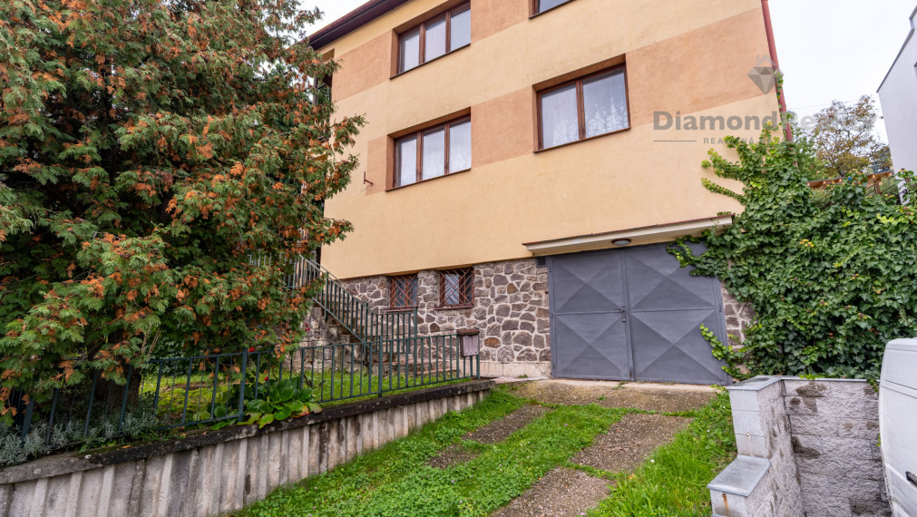 NA PREDAJ 6 IZBOVÝ RODINNÝ DOM S DVOMI BYTOVÝMI JEDNOTKAMI | PODHRADOVÁ | UL. VIHORLATSKÁ