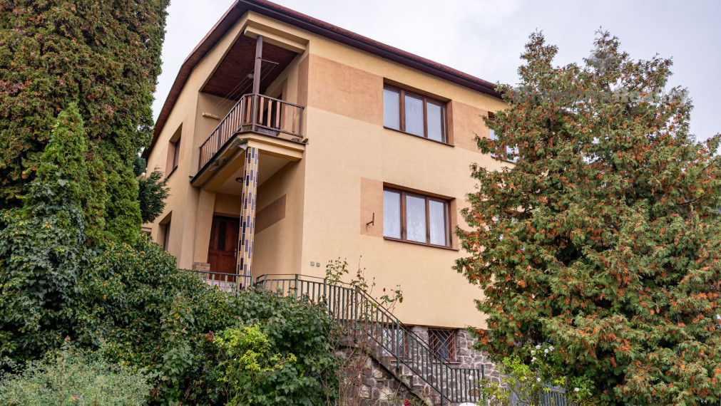 NA PREDAJ 6 IZBOVÝ RODINNÝ DOM S DVOMI BYTOVÝMI JEDNOTKAMI | PODHRADOVÁ | UL. VIHORLATSKÁ