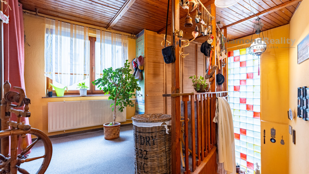 NA PREDAJ 6 IZBOVÝ RODINNÝ DOM S DVOMI BYTOVÝMI JEDNOTKAMI | PODHRADOVÁ | UL. VIHORLATSKÁ