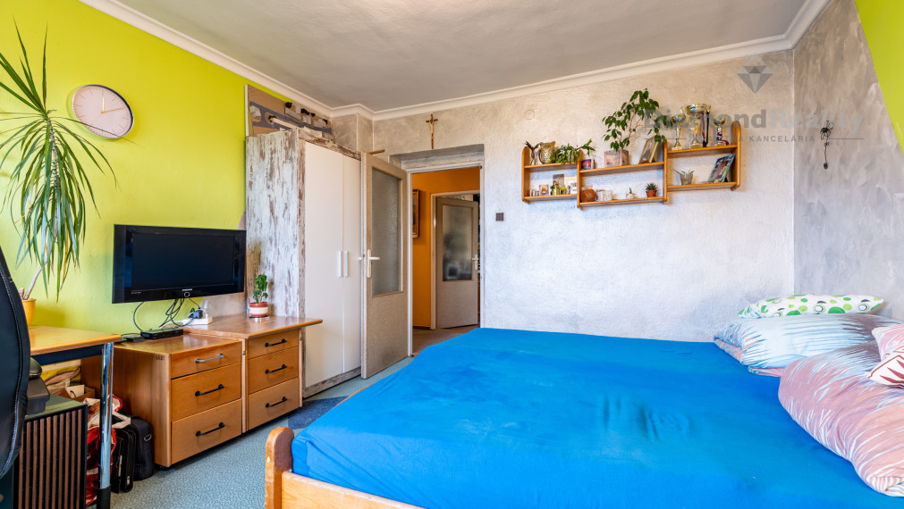 NA PREDAJ 6 IZBOVÝ RODINNÝ DOM S DVOMI BYTOVÝMI JEDNOTKAMI | PODHRADOVÁ | UL. VIHORLATSKÁ