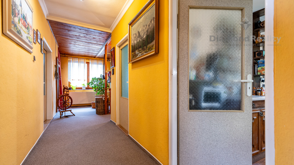 NA PREDAJ 6 IZBOVÝ RODINNÝ DOM S DVOMI BYTOVÝMI JEDNOTKAMI | PODHRADOVÁ | UL. VIHORLATSKÁ