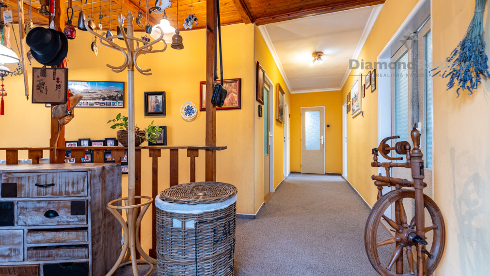 NA PREDAJ 6 IZBOVÝ RODINNÝ DOM S DVOMI BYTOVÝMI JEDNOTKAMI | PODHRADOVÁ | UL. VIHORLATSKÁ