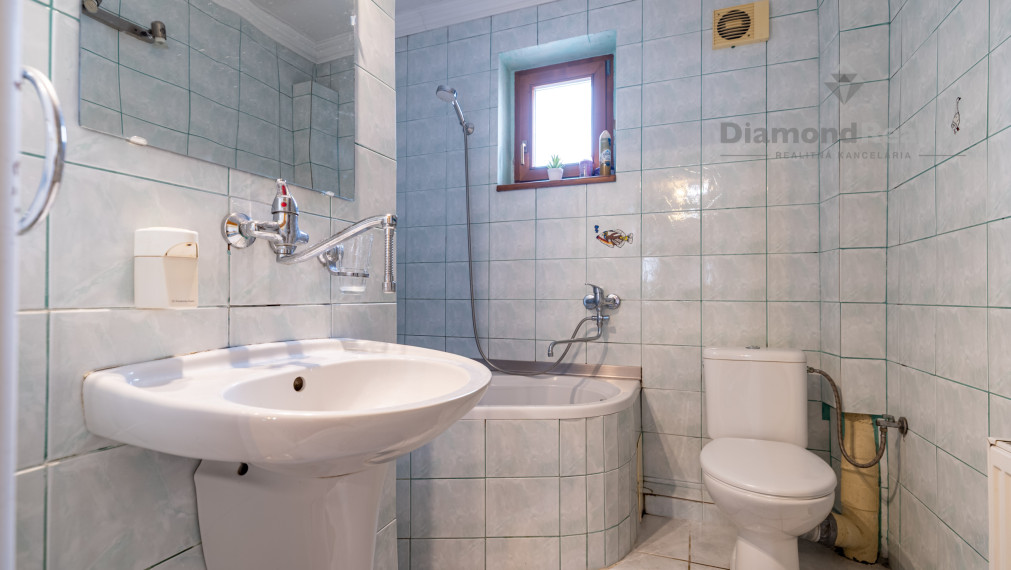 NA PREDAJ 6 IZBOVÝ RODINNÝ DOM S DVOMI BYTOVÝMI JEDNOTKAMI | PODHRADOVÁ | UL. VIHORLATSKÁ