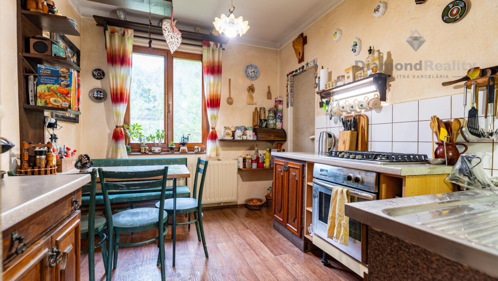 NA PREDAJ 6 IZBOVÝ RODINNÝ DOM S DVOMI BYTOVÝMI JEDNOTKAMI | PODHRADOVÁ | UL. VIHORLATSKÁ