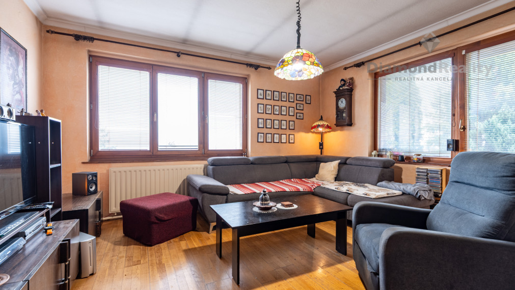 NA PREDAJ 6 IZBOVÝ RODINNÝ DOM S DVOMI BYTOVÝMI JEDNOTKAMI | PODHRADOVÁ | UL. VIHORLATSKÁ