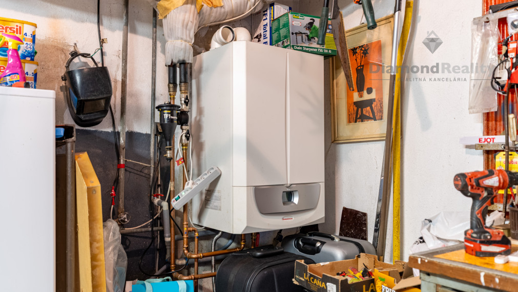 NA PREDAJ 6 IZBOVÝ RODINNÝ DOM S DVOMI BYTOVÝMI JEDNOTKAMI | PODHRADOVÁ | UL. VIHORLATSKÁ