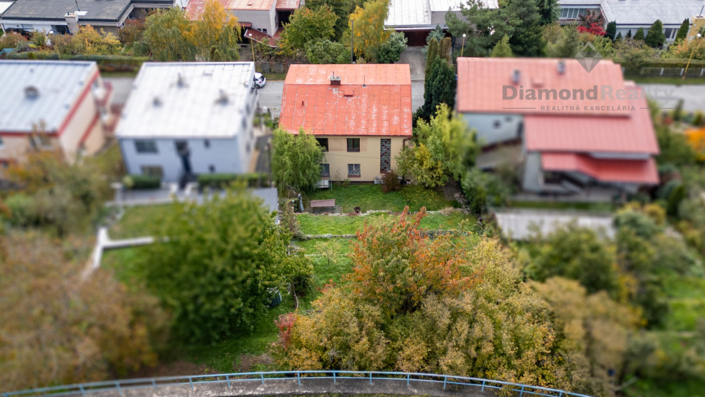 NA PREDAJ 6 IZBOVÝ RODINNÝ DOM S DVOMI BYTOVÝMI JEDNOTKAMI | PODHRADOVÁ | UL. VIHORLATSKÁ