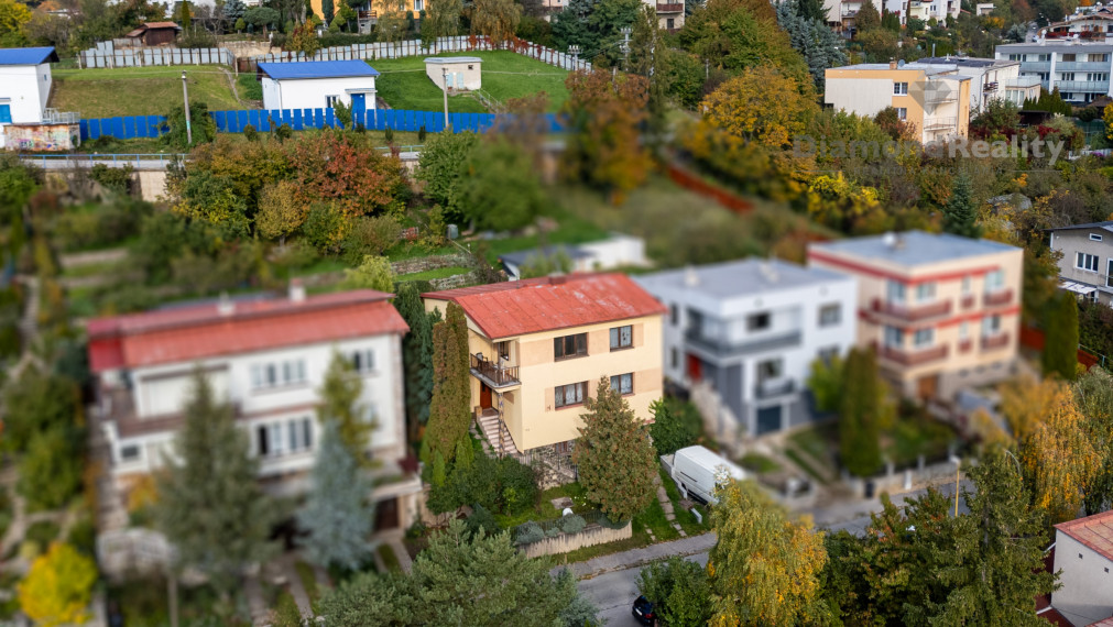 NA PREDAJ 6 IZBOVÝ RODINNÝ DOM S DVOMI BYTOVÝMI JEDNOTKAMI | PODHRADOVÁ | UL. VIHORLATSKÁ