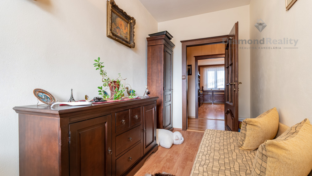 NA PREDAJ 4 IZBOVÝ BYT (79m2 + LOGGIA) S VÝNIMOČNÝM DIZAJNOM | ČÍNSKA UL., SÍDLISKO - ŤAHANOVCE