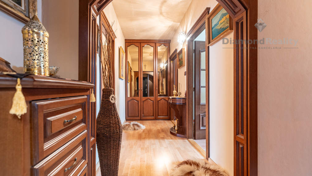 NA PREDAJ 4 IZBOVÝ BYT (79m2 + LOGGIA) S VÝNIMOČNÝM DIZAJNOM | ČÍNSKA UL., SÍDLISKO - ŤAHANOVCE