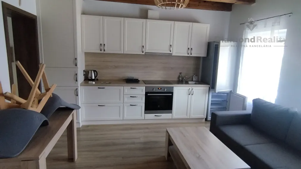 Na prenájom zariadený 2 izbový byt v rod. dome, obec Borovce