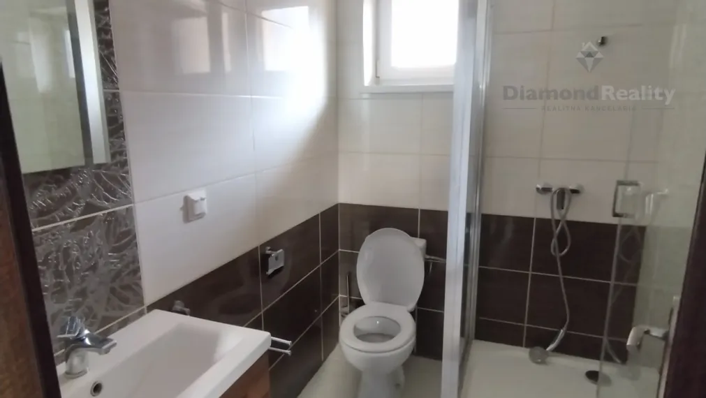 Na prenájom zariadený 2 izbový byt v rod. dome, obec Borovce