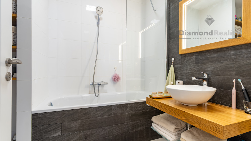 NA PREDAJ MODERNÝ 3-IZBOVÝ BYT S KRÁSNYM VÝHĽADOM | ZELENA STRÁŇ