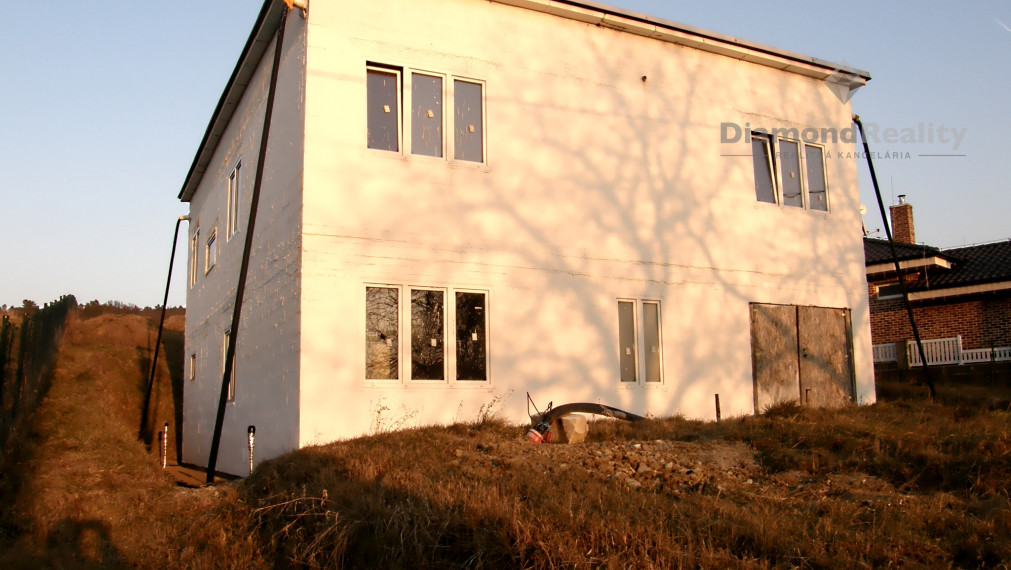 Rozostavaný veľký  dom s 10 a pozemkom tesne pri Košiciach