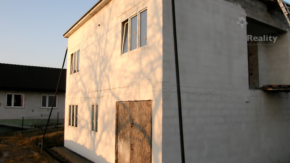 Rozostavaný veľký  dom s 10 a pozemkom tesne pri Košiciach