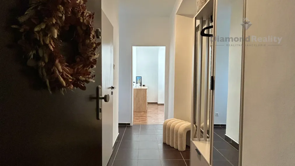 Na prenájom zariadený 2 izbový byt balkón Hospodárska Trnava