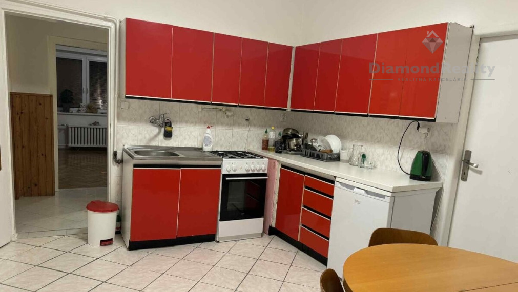 Na prenájom zariadený 3 izbový byt v dome, Slovenský Grob