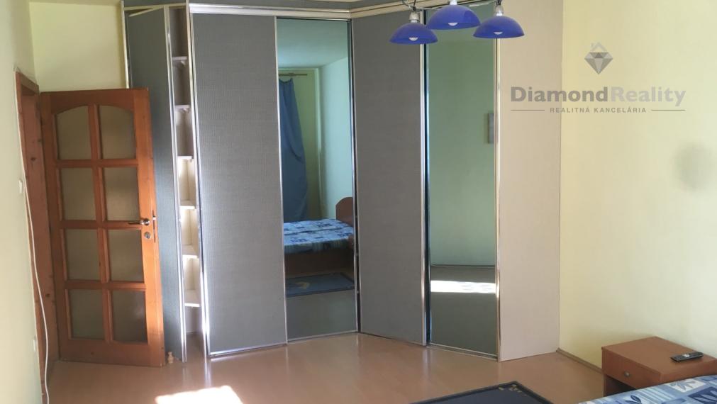 Na prenájom veľký 2 izbový byt Nitra - Čermáň, skvelá lokalita