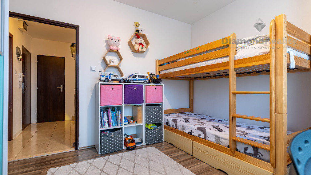 NA PREDAJ KRÁSNY 3 IZBOVÝ BYT S VÝHĽADOM NA MESTO | 64m2 + LOGGIA | POVSTANIA ČESKÉHO ĽUDU - DARGOVSKÝCH HRDINOV