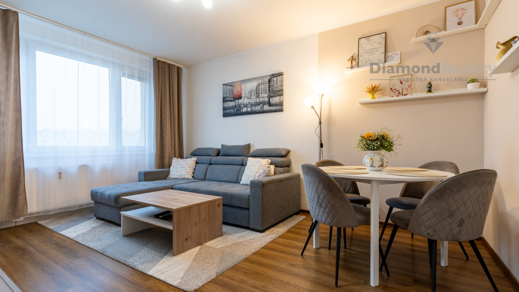 REZERVOVANÉ | NA PREDAJ KRÁSNY 3 IZBOVÝ BYT S VÝHĽADOM NA MESTO | 64m2 + LOGGIA | POVSTANIA ČESKÉHO ĽUDU - DARGOVSKÝCH HRDINOV