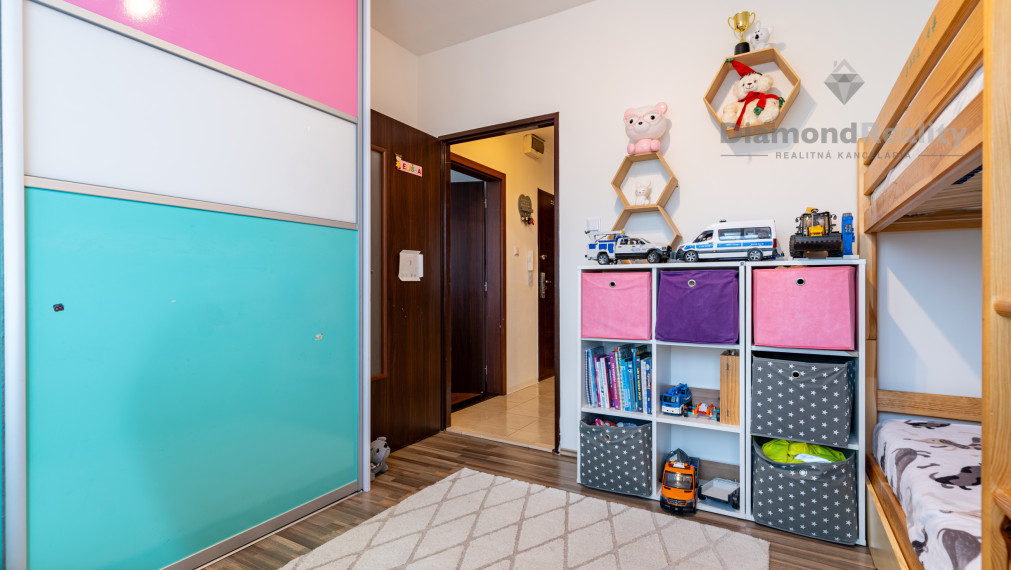 NA PREDAJ KRÁSNY 3 IZBOVÝ BYT S VÝHĽADOM NA MESTO | 64m2 + LOGGIA | POVSTANIA ČESKÉHO ĽUDU - DARGOVSKÝCH HRDINOV