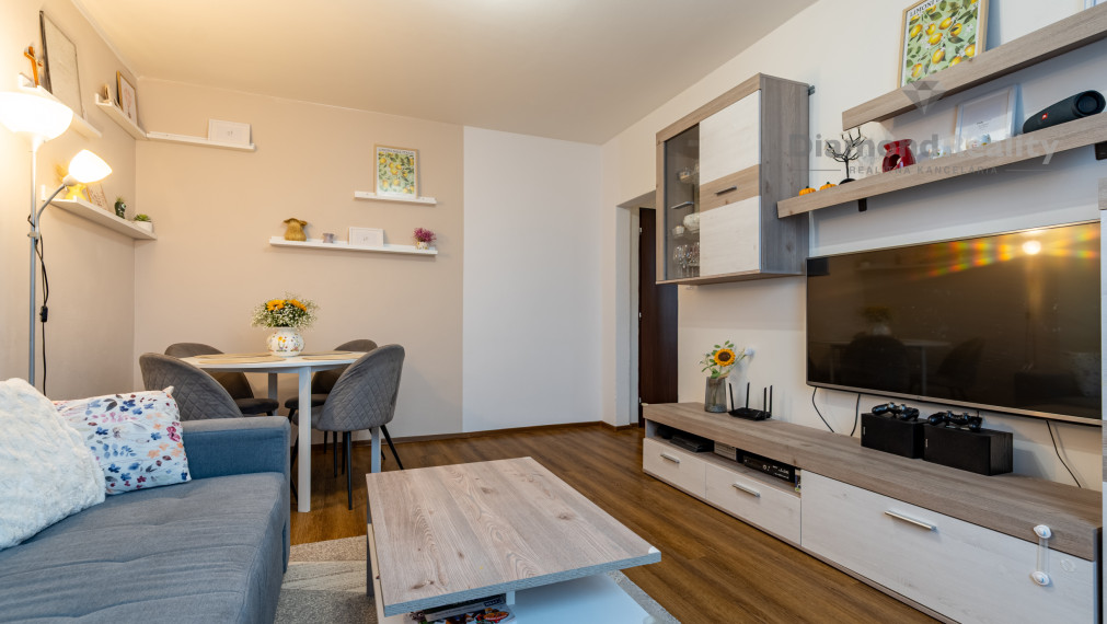 NA PREDAJ KRÁSNY 3 IZBOVÝ BYT S VÝHĽADOM NA MESTO | 64m2 + LOGGIA | POVSTANIA ČESKÉHO ĽUDU - DARGOVSKÝCH HRDINOV