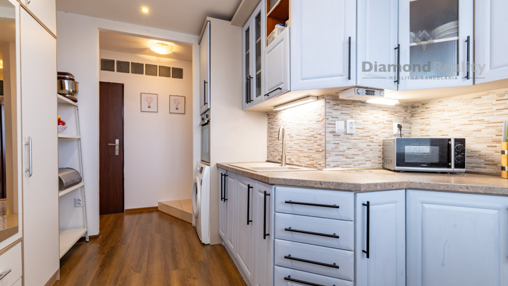 NA PREDAJ KRÁSNY 3 IZBOVÝ BYT S VÝHĽADOM NA MESTO | 64m2 + LOGGIA | POVSTANIA ČESKÉHO ĽUDU - DARGOVSKÝCH HRDINOV