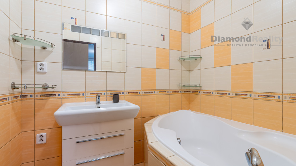 NA PREDAJ KRÁSNY 3 IZBOVÝ BYT S VÝHĽADOM NA MESTO | 64m2 + LOGGIA | POVSTANIA ČESKÉHO ĽUDU - DARGOVSKÝCH HRDINOV