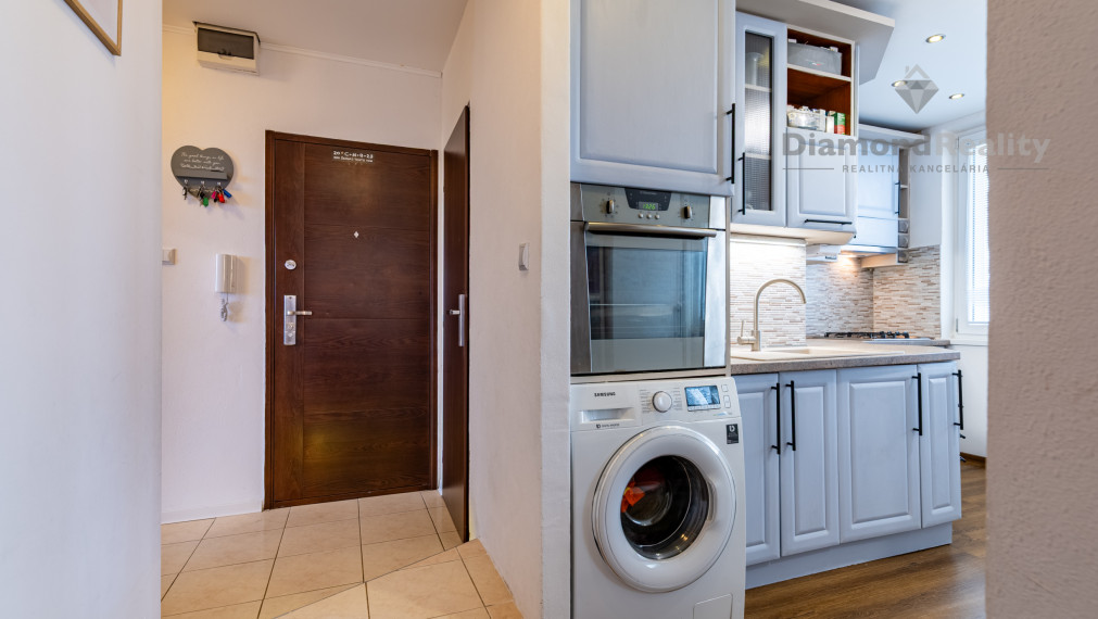 NA PREDAJ KRÁSNY 3 IZBOVÝ BYT S VÝHĽADOM NA MESTO | 64m2 + LOGGIA | POVSTANIA ČESKÉHO ĽUDU - DARGOVSKÝCH HRDINOV