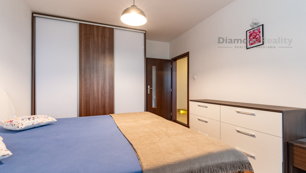 NA PREDAJ KRÁSNY 3 IZBOVÝ BYT S VÝHĽADOM NA MESTO | 64m2 + LOGGIA | POVSTANIA ČESKÉHO ĽUDU - DARGOVSKÝCH HRDINOV