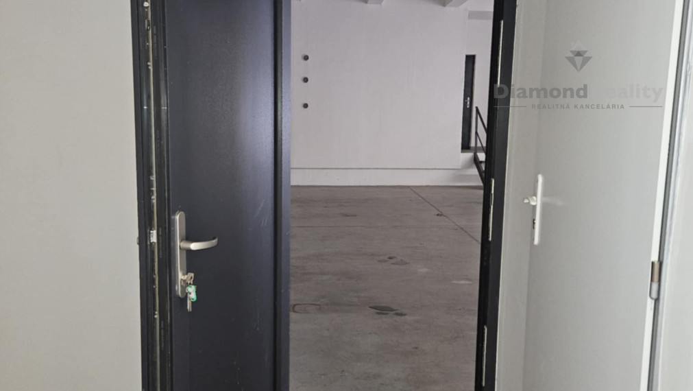 Na prenájom sklad na Levočskej ul. v Prešove bonus parkovanie pre jedno auto v podzemnej garáži zdarma.