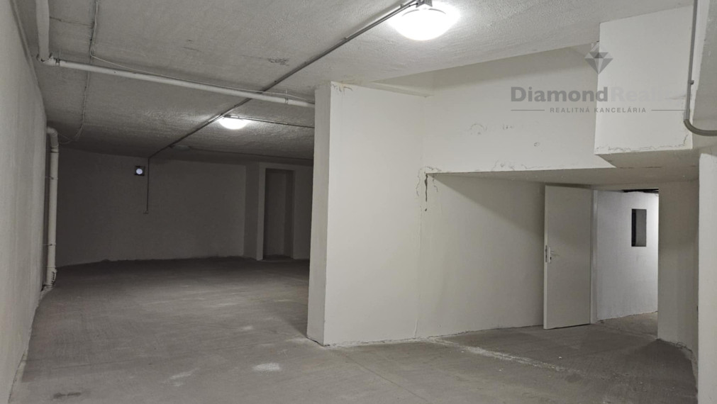 Na prenájom sklad na Levočskej ul. v Prešove bonus parkovanie pre jedno auto v podzemnej garáži zdarma.