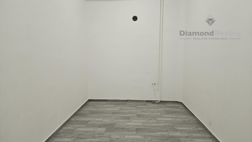 Na prenájom sklad na Levočskej ul. v Prešove bonus parkovanie pre jedno auto v podzemnej garáži zdarma.